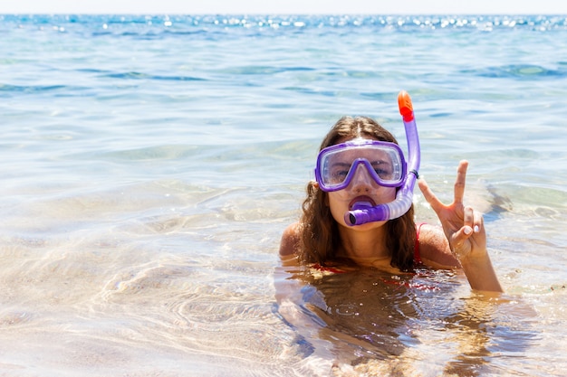 Chica se dedica a bucear en un mar limpio y claro.