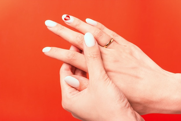 Chica demuestra una boda o un anillo de compromiso en su dedo. Tarjeta de felicitación con lugar para texto o invitación.