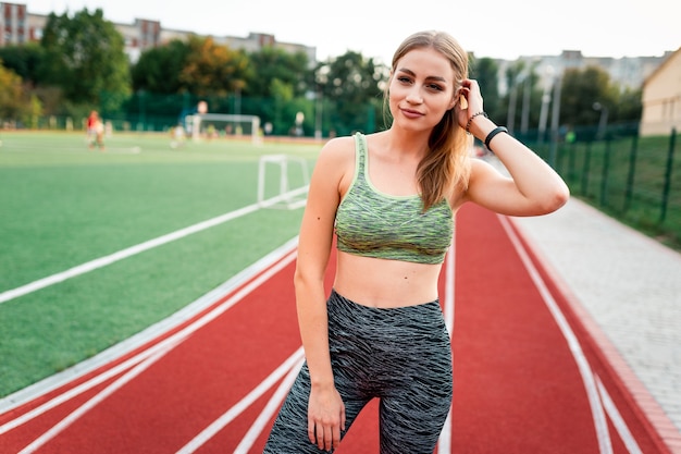 Chica de deportes en una pista del estadio