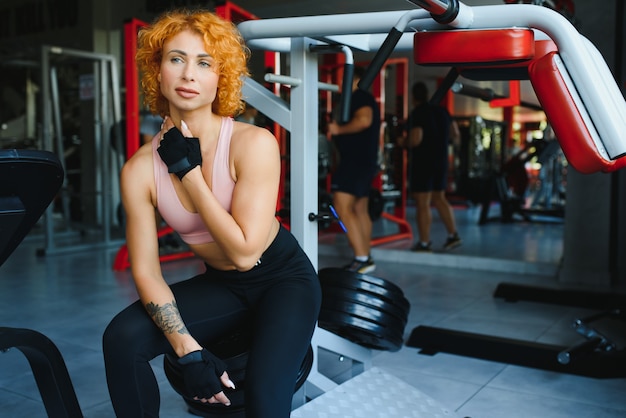 Chica de deportes en ropa deportiva en el gimnasio