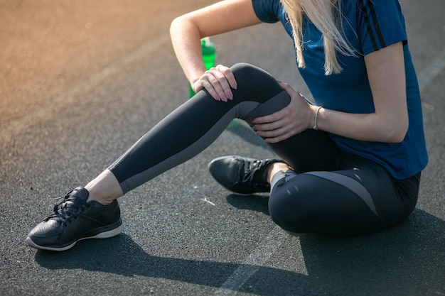 Chica deportista que tiene calambres menstruales después del ejercicio, sufrimiento de salud de las mujeres deportivas