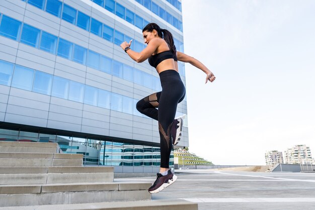 Chica deportiva con entrenamiento corporal en forma fuera