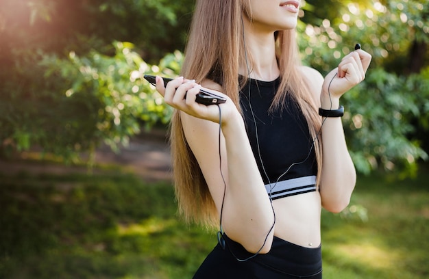 chica deportiva escuchando música en el parque