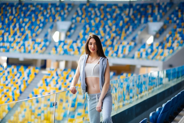 chica deportiva en el estadio