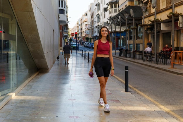 Foto chica deportiva con estilo va a los deportes y paseos por la ciudad