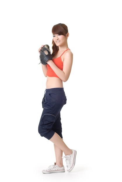 Chica deportiva con guante de béisbol