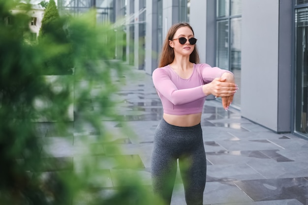 Chica deportiva haciendo ejercicios matinales