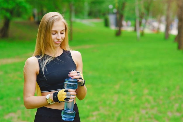 Chica deportiva en un parque con agua