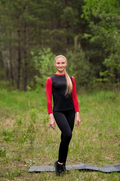 Chica deportiva posando en el bosque