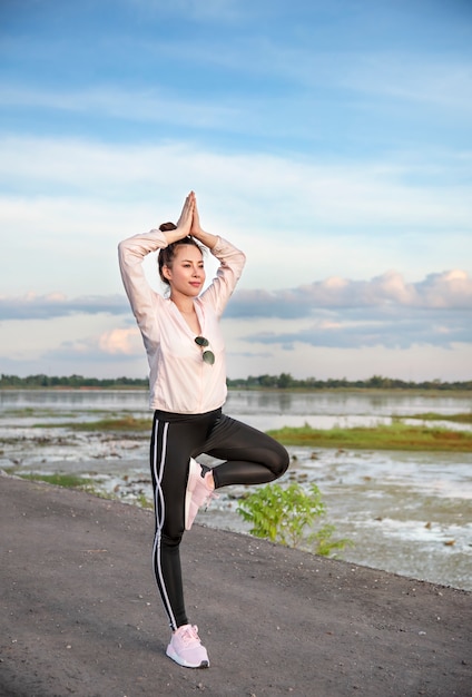 Chica deportiva en ropa deportiva de moda