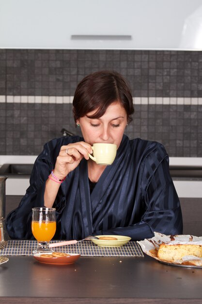 chica desayunando en la cocina