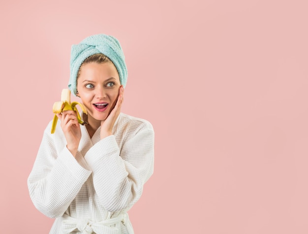 Chica desayunando comiendo alimentos saludables frutas cuidado del cuerpo estilo de vida saludable alimentación saludable tropical