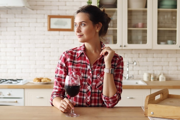 Foto chica descansando en casa con una copa de vino