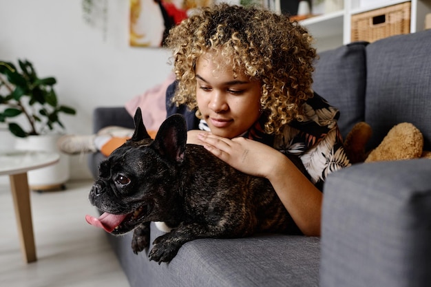 Chica descansando en casa con su perro