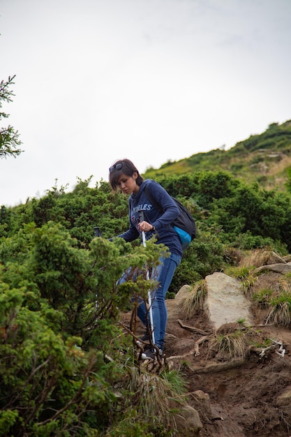 Chica desciende por una gran cordillera verde