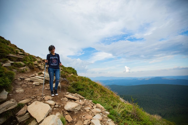 Chica desciende por una gran cordillera verde