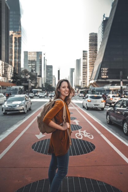 Una chica detrás de la ciudad