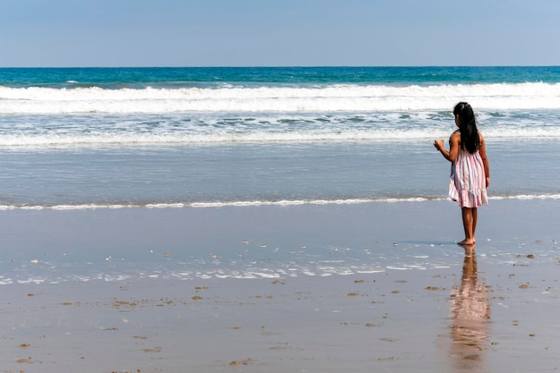 chica de detrás de la playa de motañita en guayas ecuador