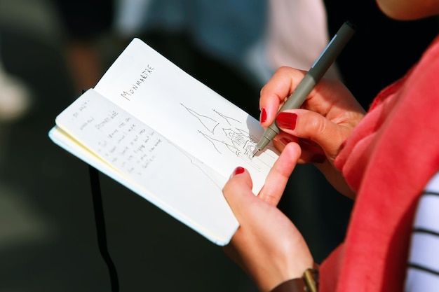 Chica dibuja en un cuaderno en Montmartre en París