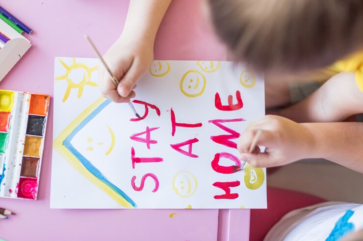 Foto chica dibujando juntos en casa durante la cuarentena. juegos infantiles, artes de dibujo, concepto quedarse en casa