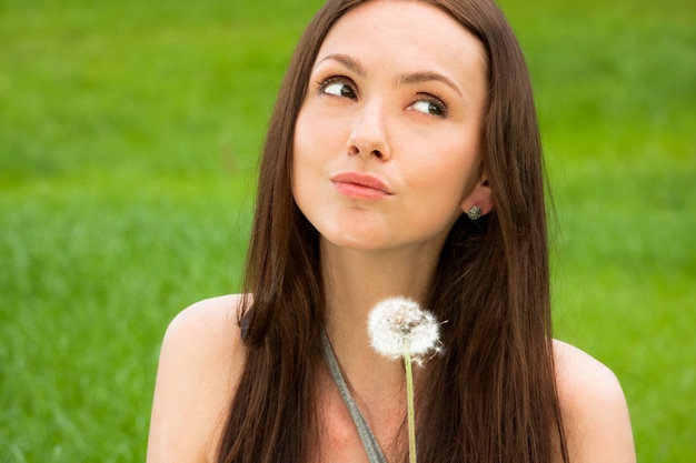 Chica con diente de león