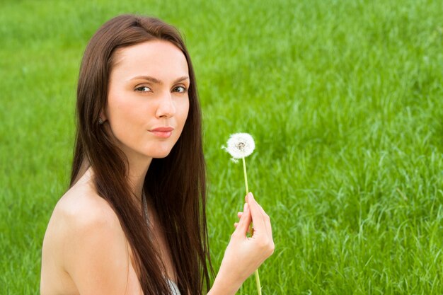 Chica con diente de león