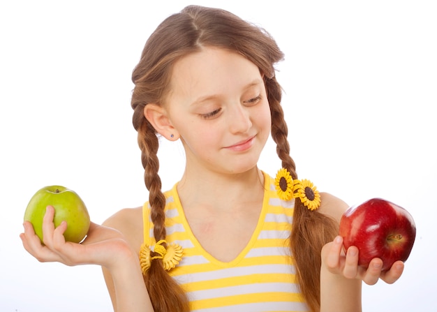 Foto chica con diferentes manzanas