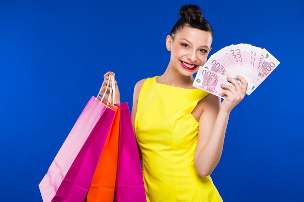 Chica con dinero en ropa