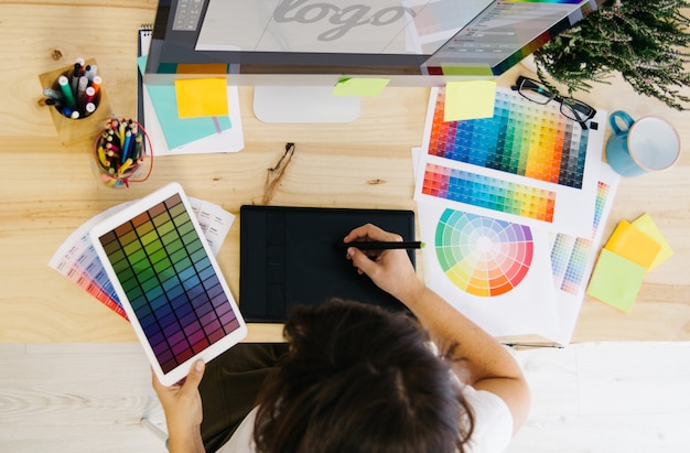 Chica diseñando un logo en el estudio de diseño