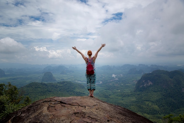 Chica disfruta de una hermosa vista del valle y las islas y montañas del mar de Andaman desde el mirador Krabi Tailandia