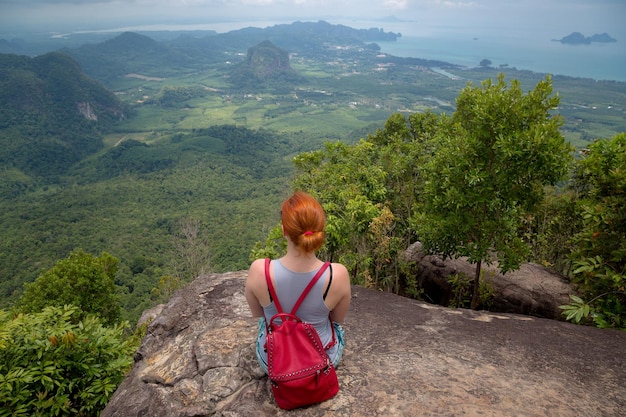 Chica disfruta de una hermosa vista del valle y las islas y montañas del mar de Andaman desde el mirador Krabi Tailandia