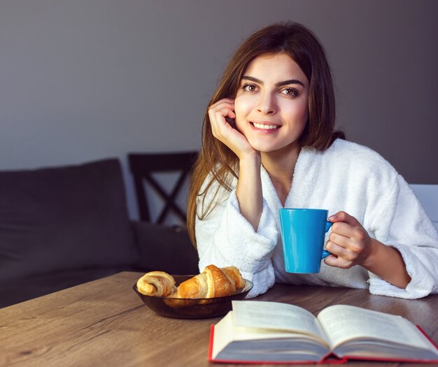 Chica disfruta de la hora del café