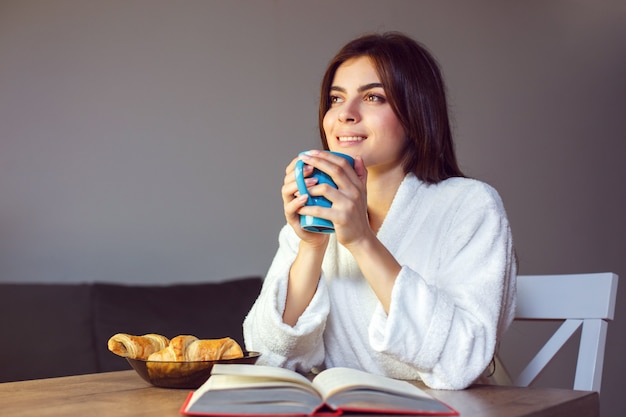 Chica disfruta de la hora del café