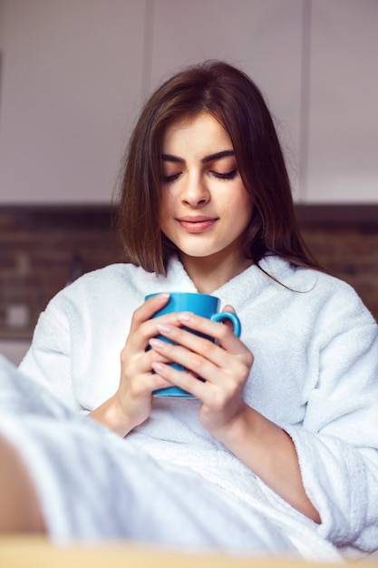 Chica disfruta de la hora del café