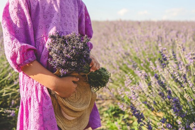 Foto la chica disfruta de un paseo por el campo de lavanda