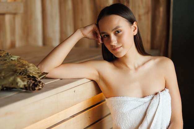 Chica disfruta relajándose en la sauna