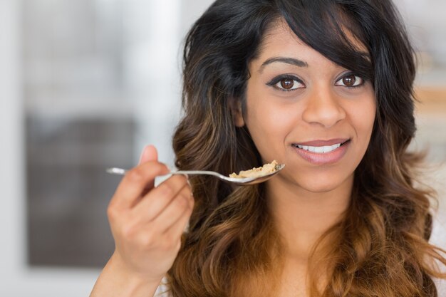 Chica disfrutando de comer cereal