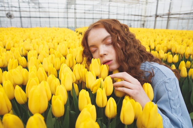 Chica disfrutando de flores