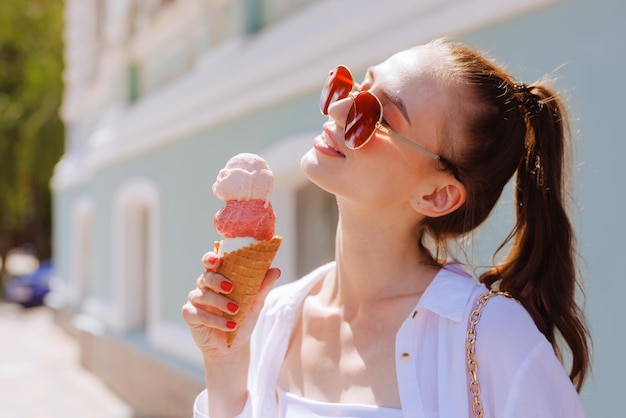 Chica disfrutando de un helado en un cono con bolas de helado