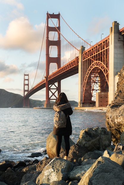 Chica disfrutando de hermosa vista del puente Golden Gate en la playa