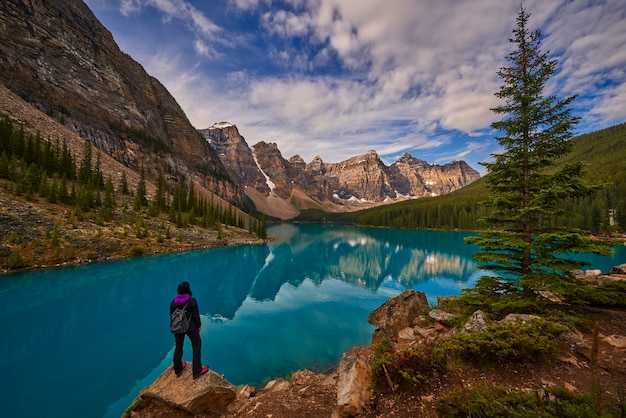 Chica disfrutando del lago Moraine