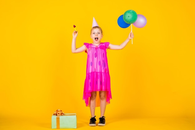 Chica divertida diviértete en vacaciones Niño feliz juega con globos niño feliz con caja presente feliz día de los niños felicidad infantil Concepto de libertad e imaginación