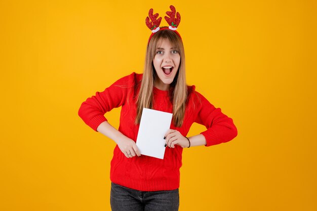 Chica divertida inteligente sosteniendo libro con copia espacio cubierta y vistiendo aro gracioso