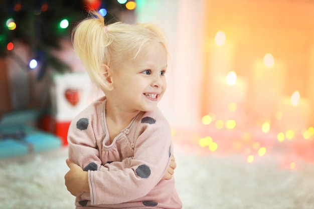 Chica divertida en la sala de Navidad