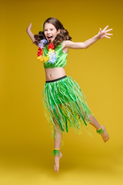 Chica divertida de salto en ropa brillante de verano con emoción positiva posando