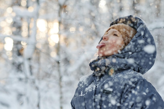 Chica divirtiéndose durante la nieve