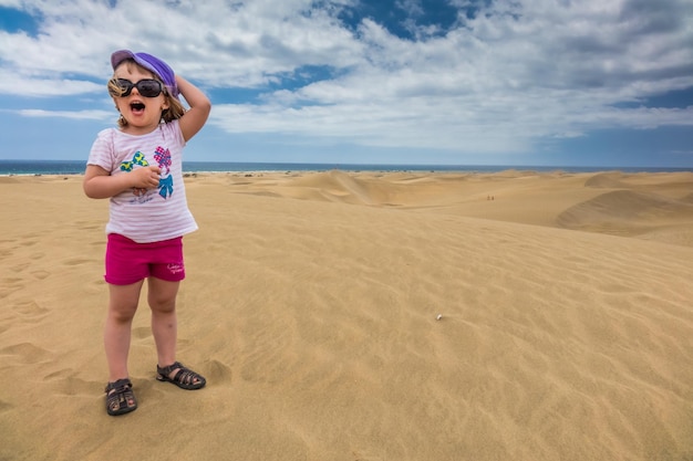 Chica en las dunas de arena