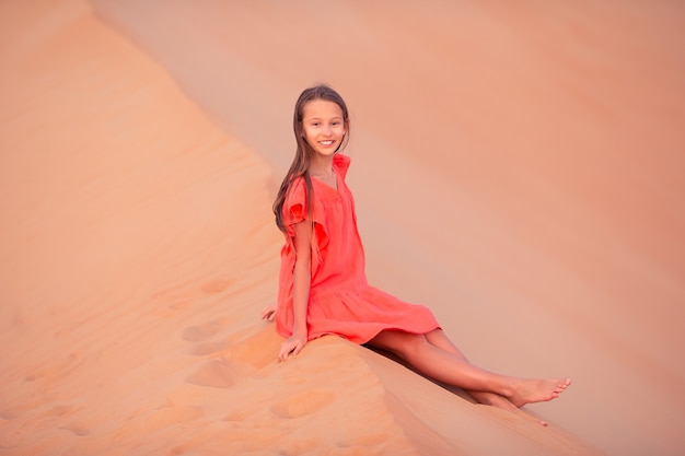 Chica entre las dunas en el desierto de Rub al-Khali en Emiratos Árabes Unidos