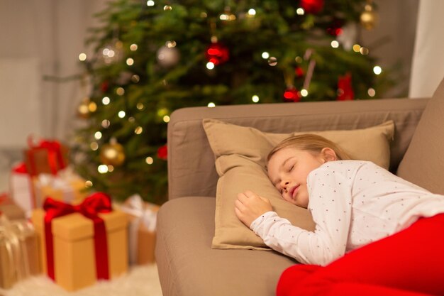 chica durmiendo en el sofá en Navidad