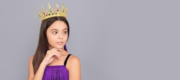 Chica egoísta usar lujo prom reina corona fondo gris sueño grande Niño reina princesa en corona diseño de cartel horizontal Banner encabezado copia espacio